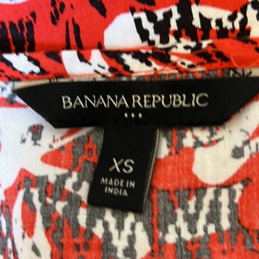 Banana Republic Shorts Romper Faux Wrap Red and Black Floral - Picture 4 of 9